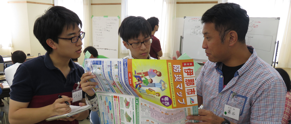 市が抱えている課題を調査する
